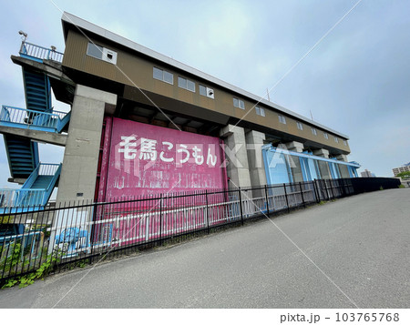 毛馬こうもんと書かれた水門が目立つ毛馬閘門 毛馬こうもんと書かれた水門が目立つ毛馬閘門 103765768