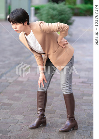 膝が痛い女性 103767174