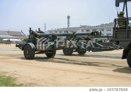 観閲行進する陸上自衛隊の155mm榴弾砲 103767688