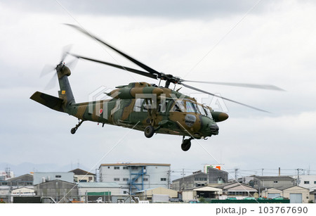 飛行する陸上自衛隊の汎用ヘリコプター UH-60JA 103767690