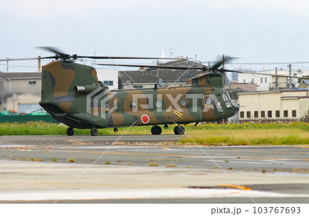 離陸準備をする陸上自衛隊のヘリコプターCH-47J 103767693