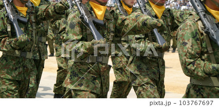 行進する陸上自衛隊員 行進する陸上自衛隊員 103767697