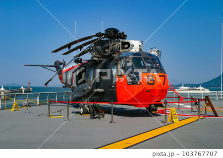 展示される海上自衛隊のヘリコプターS-61A 103767707