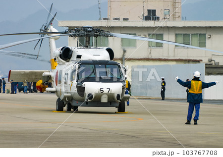 離陸準備する海上自衛隊の哨戒ヘリコプターSH-60J 103767708
