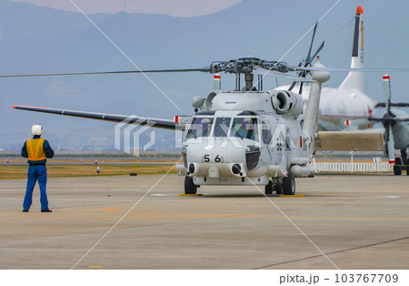 離陸準備する海上自衛隊の哨戒ヘリコプターSH-60J 離陸準備する海上自衛隊の哨戒ヘリコプターSH-60J 103767709
