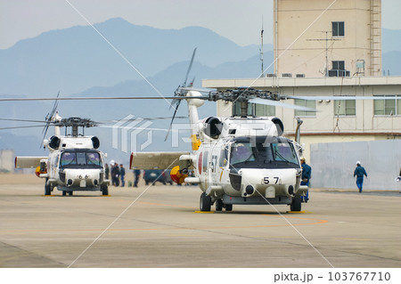 離陸準備する海上自衛隊の哨戒ヘリコプターSH-60J 103767710