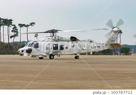 着陸してきた海上自衛隊のヘリコプターSH-60K 103767712