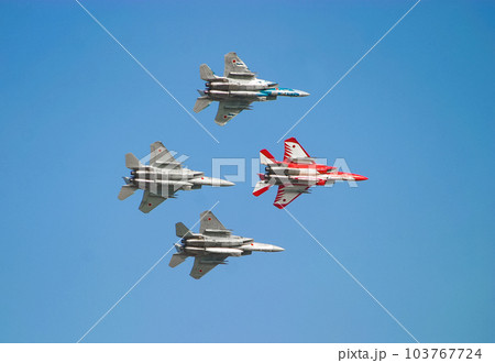 編隊飛行する航空自衛隊の戦闘機 F-15J 103767724