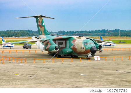 展示される航空自衛隊の輸送機 C-1 103767733