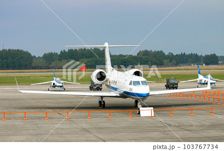 展示される航空自衛隊の多用途支援機 U-4 103767734