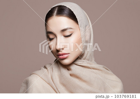 beautiful islamic young woman with Make-up. beauty girl in hijab beautiful islamic young woman with Make-up. beauty girl in hijab 103769181