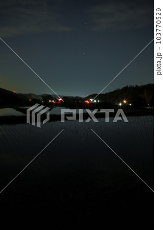 北杜市長坂町、南東の空のさそり座と星空映す田植えの済んだ田んぼ 103770529