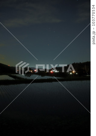 北杜市長坂町、南東の空のさそり座と星空映す田植えの済んだ田んぼ 103770534