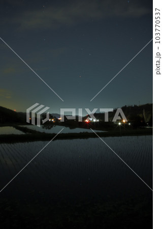 北杜市長坂町、南東の空のさそり座と星空映す田植えの済んだ田んぼ 103770537