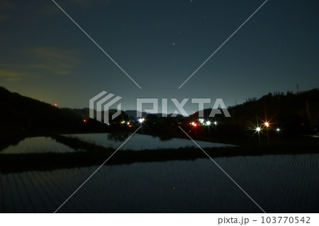 北杜市長坂町、南東の空のさそり座と星空映す田植えの済んだ田んぼ 103770542