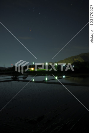 北杜市武川町、舞鶴橋の上で赤く輝くアンタレスと星空映す水田 103770627