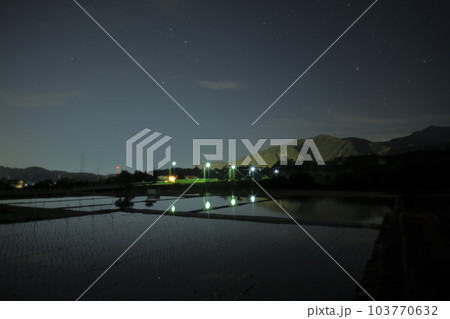 北杜市武川町、舞鶴橋の上で赤く輝くアンタレスと星空映す水田 103770632