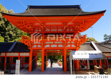 上賀茂神社　桜門　若葉に新緑 103771180