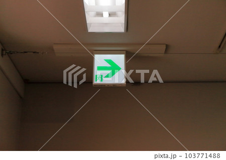 避難口の誘導灯 103771488
