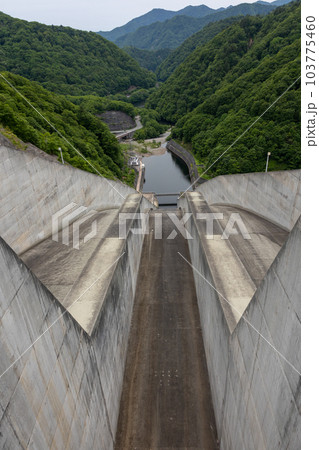 奈良俣ダムの吐水口　群馬県 103775460