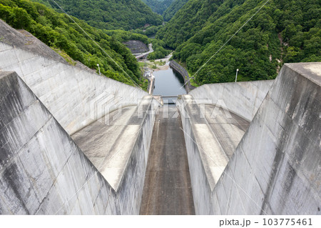 奈良俣ダムの吐水口　群馬県 103775461
