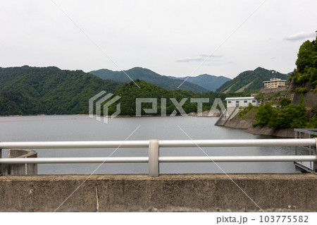 奈良俣ダムの堤体から見るならまた湖　群馬県 103775582