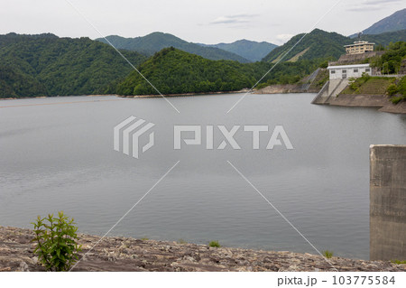 奈良俣ダムの堤体から見るならまた湖　群馬県 103775584
