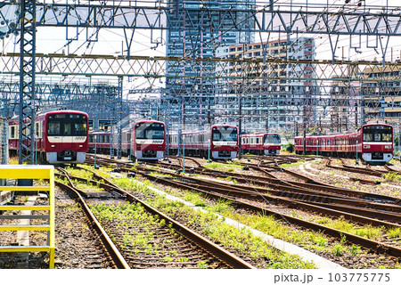 京浜急行 神奈川新町車両基地の車両 車庫の風景 103775775
