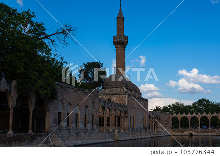 トルコ　シャンルウルファのバルックル・ギョルとルズワニイェ・ジャーミィ 103776344