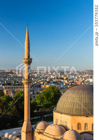 トルコ　シャンルウルファのシャンルウルファ城の丘から見える街並みとメヴリディハリルモスク 103776382