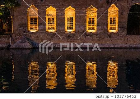 トルコ　夕暮れ時のシャンルウルファのバルックル・ギョルとルズワニイェ・ジャーミィ 103776452