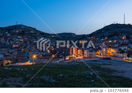 トルコ　シャンルウルファの丘から見える旧市街の夜景 103776498