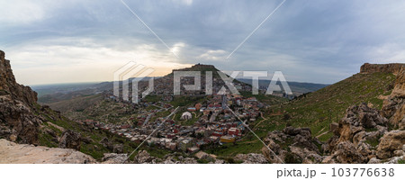 トルコ　丘から見えるマルディンの旧市街の街並みと山頂に立つマルディン城と夕焼け空 103776638