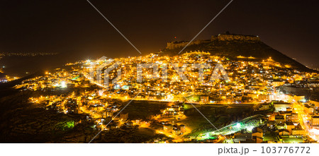トルコ　マルディンのライトアップされた旧市街の夜景と山頂に立つマルディン城 103776772