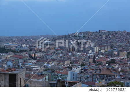 トルコ　ガズィアンテプの旧市街の丘から望む夕暮れ時の街並み 103776824