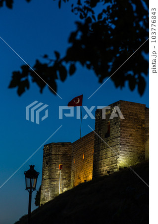トルコ　夜のガズィアンテプの旧市街の丘の上に建つライトアップされたガズィアンテプ城跡 103776843
