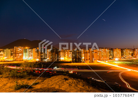 トルコ カイセリの市街地の夜景 トルコ カイセリの市街地の夜景 103776847