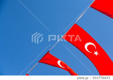 トルコ　カイセリの共和国広場で旗めくトルコ国旗 103776855