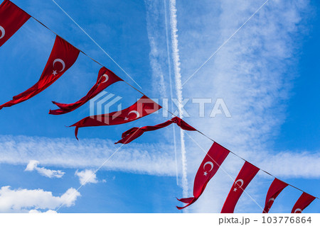 トルコ　カイセリの共和国広場で旗めくトルコ国旗 103776864