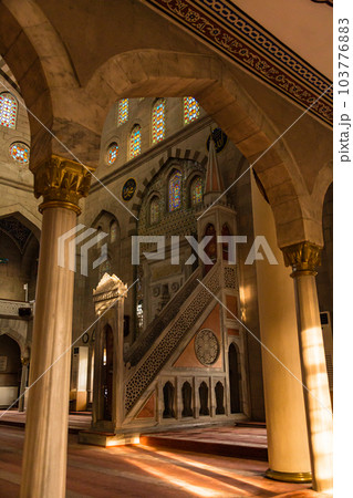 トルコ　カイセリの市街地にあるブリュンズモスクの礼拝堂内のミンバル 103776883