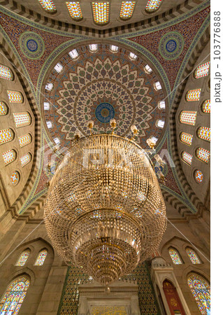 トルコ　カイセリの市街地にあるブリュンズモスクの礼拝堂内の天井のドームとシャンデリア 103776888