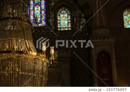 トルコ　カイセリの市街地にあるブリュンズモスクの礼拝堂内のシャンデリア 103776897