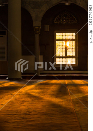 トルコ　カイセリの市街地にあるブリュンズモスクの礼拝堂内に入り込む陽射し 103776908