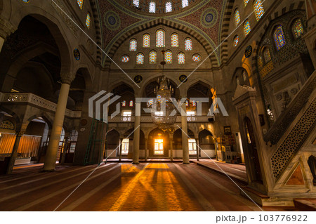 トルコ　カイセリの市街地にあるブリュンズモスクの礼拝堂内に入り込む陽射し 103776922