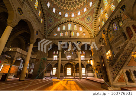トルコ　カイセリの市街地にあるブリュンズモスクの礼拝堂内に入り込む陽射し 103776933