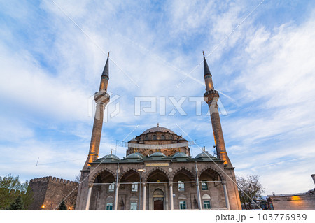 トルコ　カイセリの市街地にあるブリュンズモスク 103776939