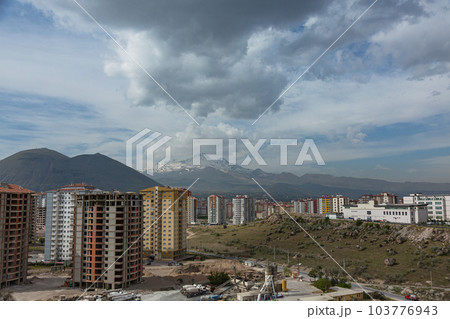 トルコ カイセリの市街地の街並み トルコ カイセリの市街地の街並み 103776943