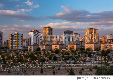 トルコ　カイセリの夕方の市街地の街並み 103776945