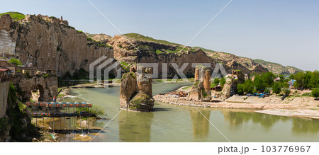 トルコ　水没前のハサンケイフのティグリス川に架かるハサンケイフ橋 103776967