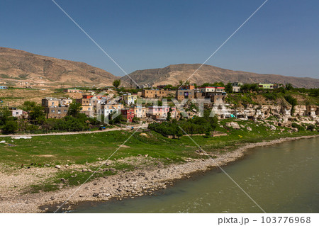 トルコ　水没前のハサンケイフのティグリス川沿いの街並み 103776968